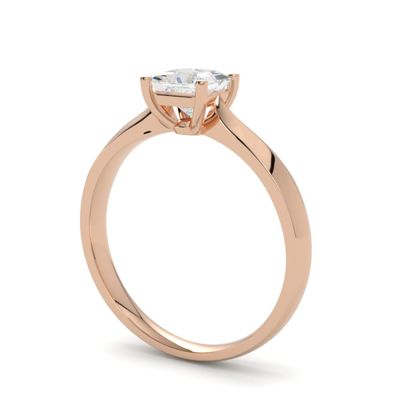 Klasyczny pierścionek zaręczynowy z diamentem princess oprawa w 4 łapki różowe złoto 750 od GOLDPORT