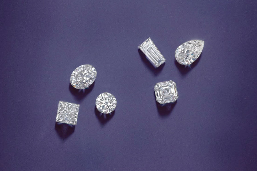 sześć diamentów w różnych szlifach na niebiskim tle