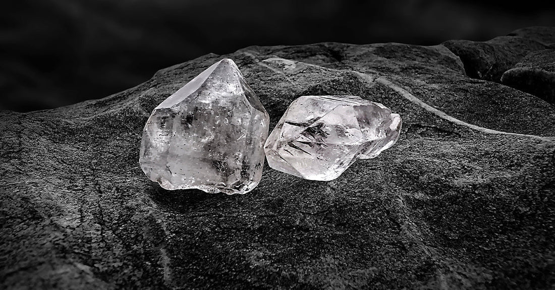 Surowy diament i oszlifowany brylant na ciemnym tle