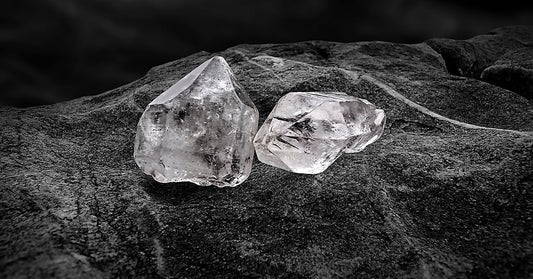 Surowy diament i oszlifowany brylant na ciemnym tle