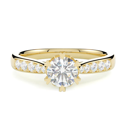 Pierścionek z diamentem  Maya, diament szlif brylantowy, diamenty boczne na obrączce, żółte złoto 585, GOLDPORT
