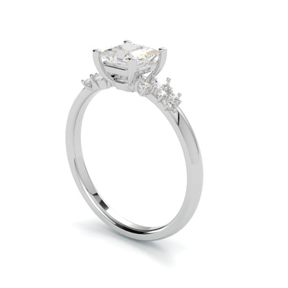 Pierścionek z diamentami na zaręczyny, białe złoto 750, diament centralny w szlifie princess, boczne brylanty, GOLDPORT