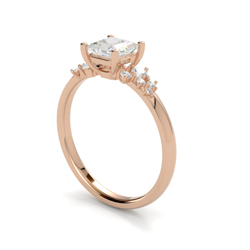 Pierścionek z diamentami na zaręczyny, różowe złoto 750, diament centralny w szlifie princess, boczne brylanty, GOLDPORT