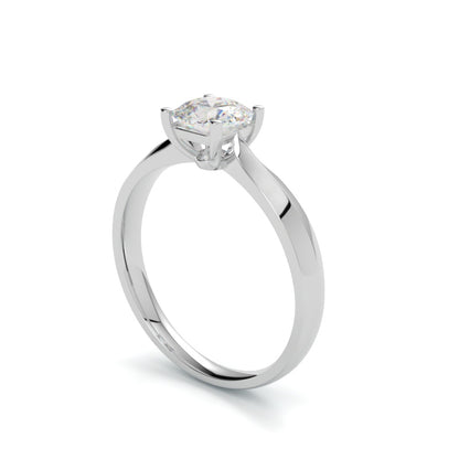 Pierścionek zaręczynowy Camilla z białego złota próby 750 i diamentem cushion – widok pod kątem, GOLDPORT
