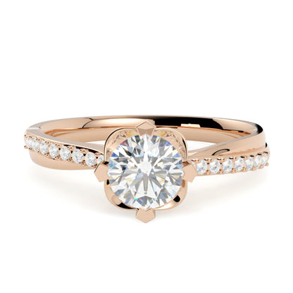 Pierścionek z różowego złota 585 z brylantem centralnym – szyna twist i diamenty na bokach