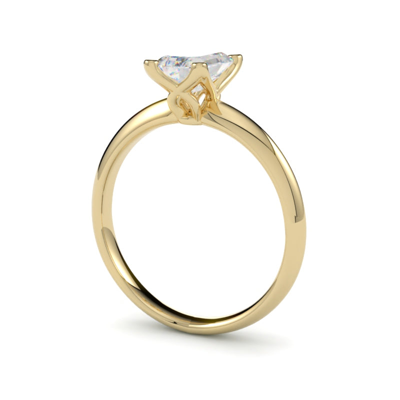 Pierścionek z diamentem emerald cut w żółtym złocie 750