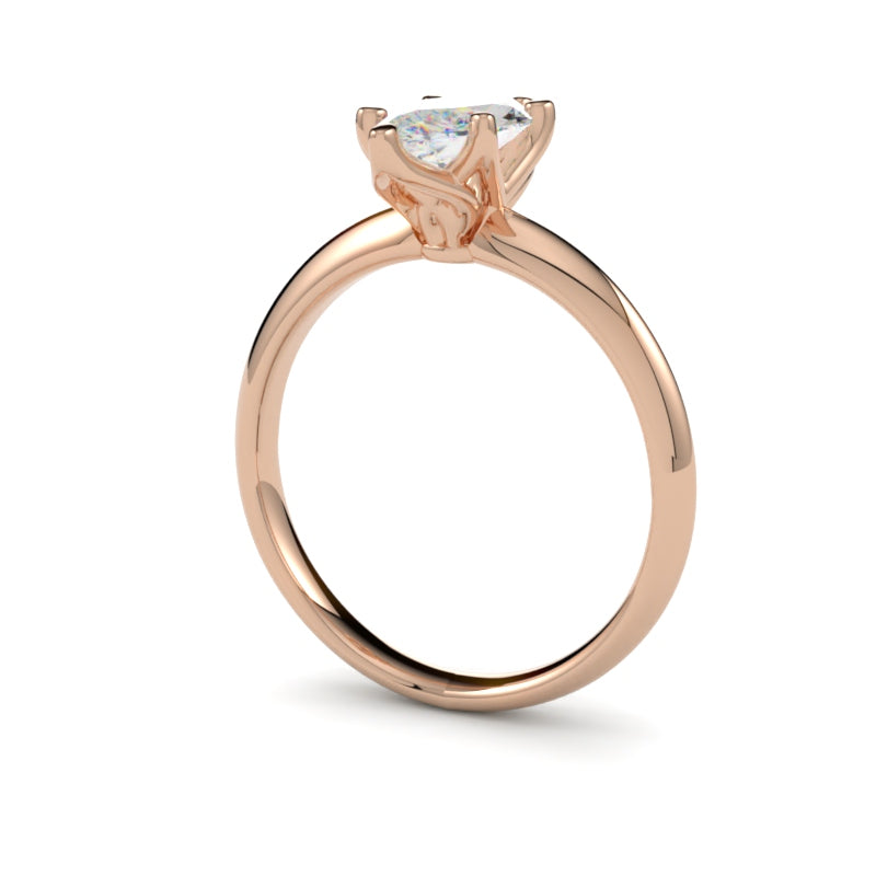 Pierścionek solitaire z diamentem markiza w różowym złocie 585 od GOLDPORT