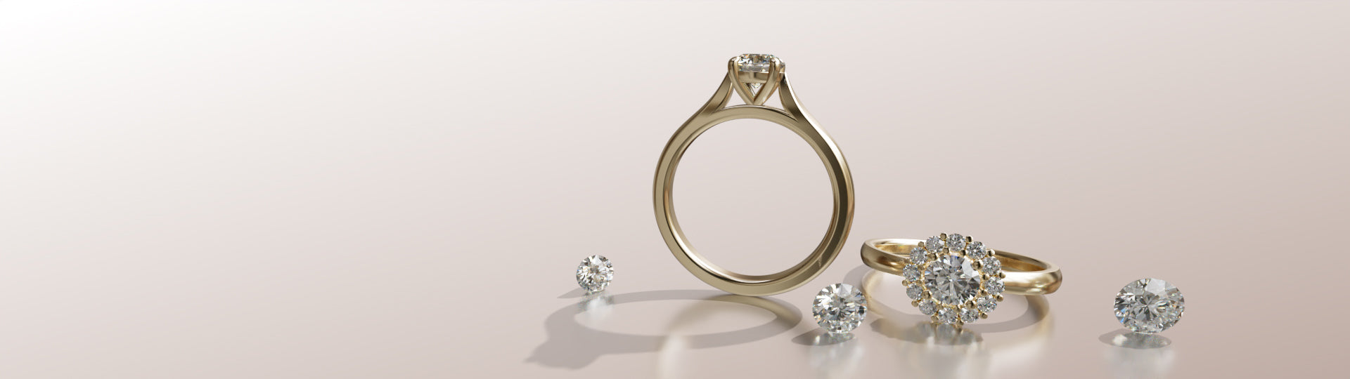 Złote pierścionki zaręczynowe z diamentami — soliter i model halo — na jasnym tle